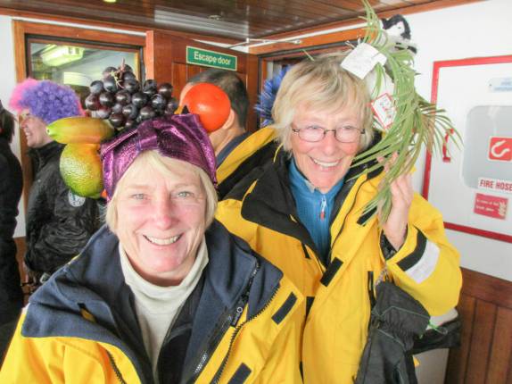 Almoço festivo de chapéus criativos no deck do Sea Spirit, na baía de Deception Island, na Antártida
